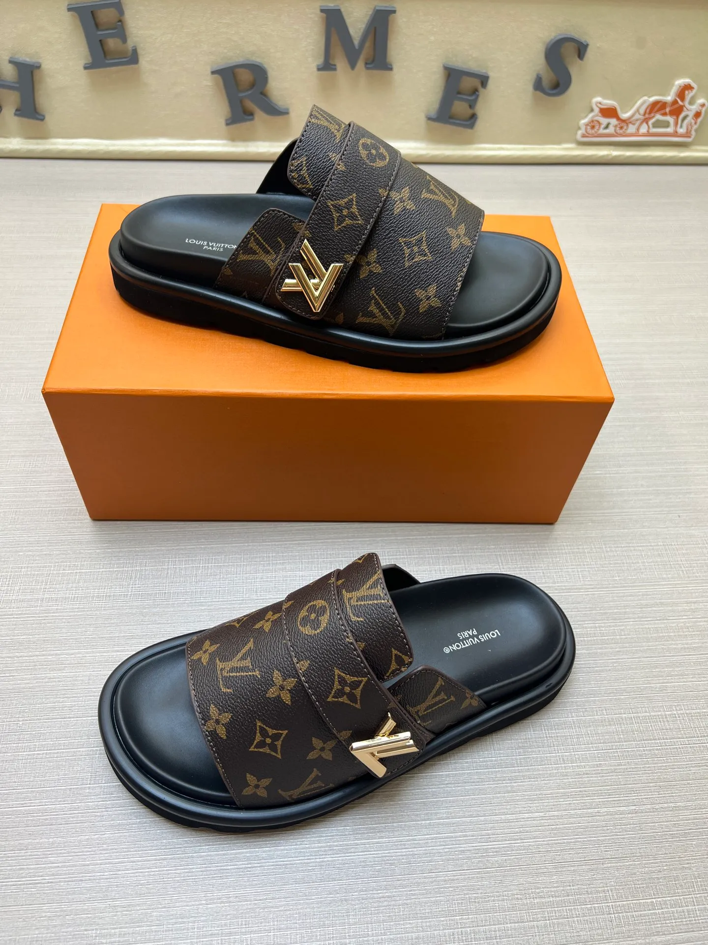 Factory price: 360💰【LOUIS VUITTON】Louis Vuitton, LV printing, men's and women's slippers are on the market, drawer box packaging with cloth bag, card, the upper pattern looks very soft and waxy, super versatile leg slimming artifact. Fabric: imported denim/canvas/old fabric, LV hardware LOGO, official website pattern printing, comfortable to wear, foot pads: high elastic men's shoes💰U water table. Sole: foam sole, heel height: about 5cm. Code number: 35-46, 35, 45, 46 are custom-made and non-returnable. Color: multiple colors and styles available.